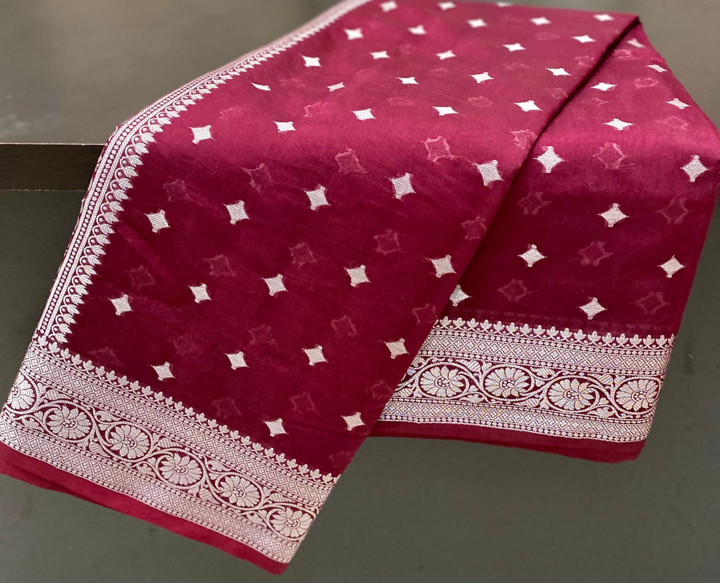 Banarsi Handloom Semi  Georgette Sarees With All Over Zari Weaving Tara Buti 
With Beautiful Designer Border Designer Rich Pallu With Plain Blouse One Side Border