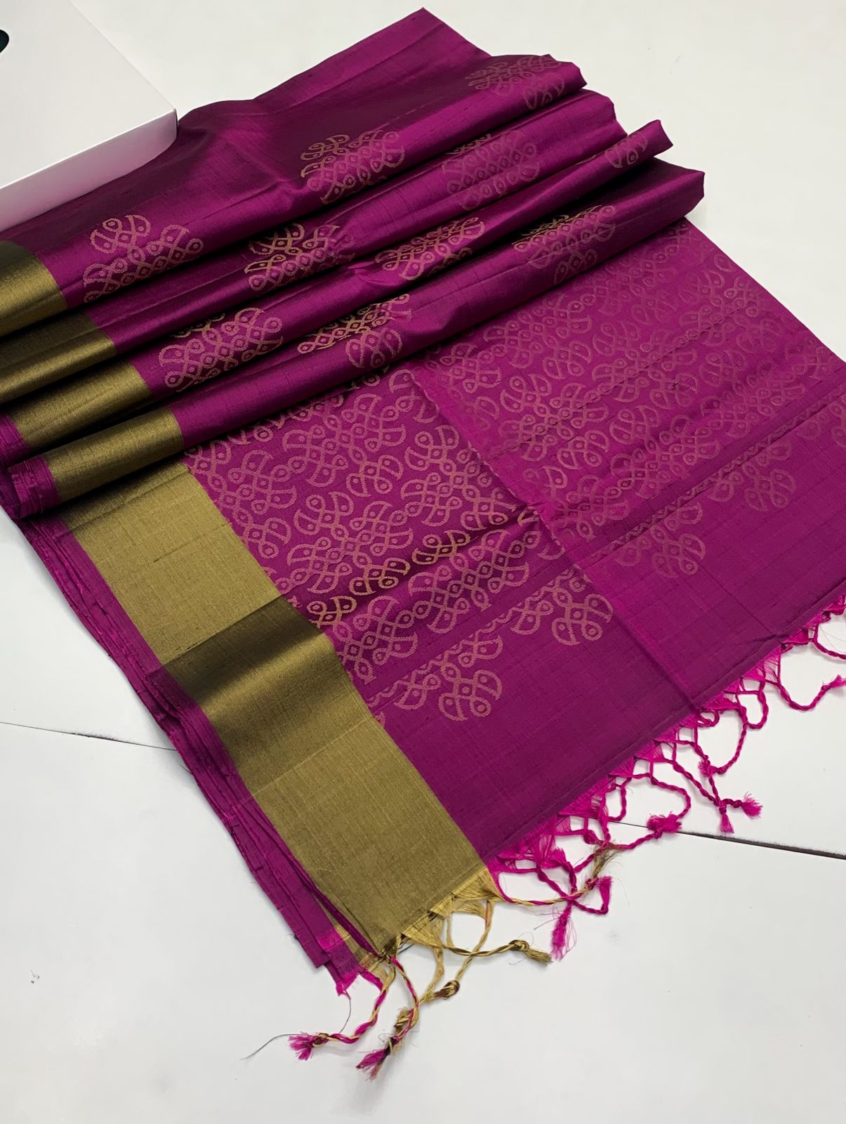 Pure handloom borderless ,jari border design Double warp soft silk sarees collections ..with contrast Pallu and blouse