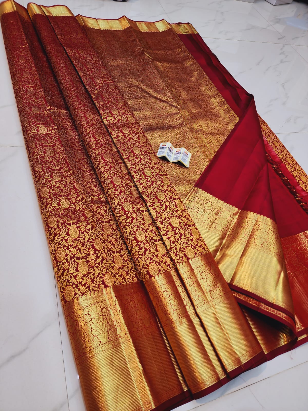 Kanchipuram pure silk handloom gold zari bridal sarees*
Celebrity color combo's kanchipuram special New wedding sarees