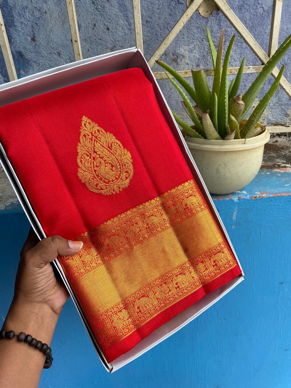 Kanchipuram Handloom pure silk saree
Beautiful fancy Design
gold  zari fancy hot red collection butta beautiful type sarees*