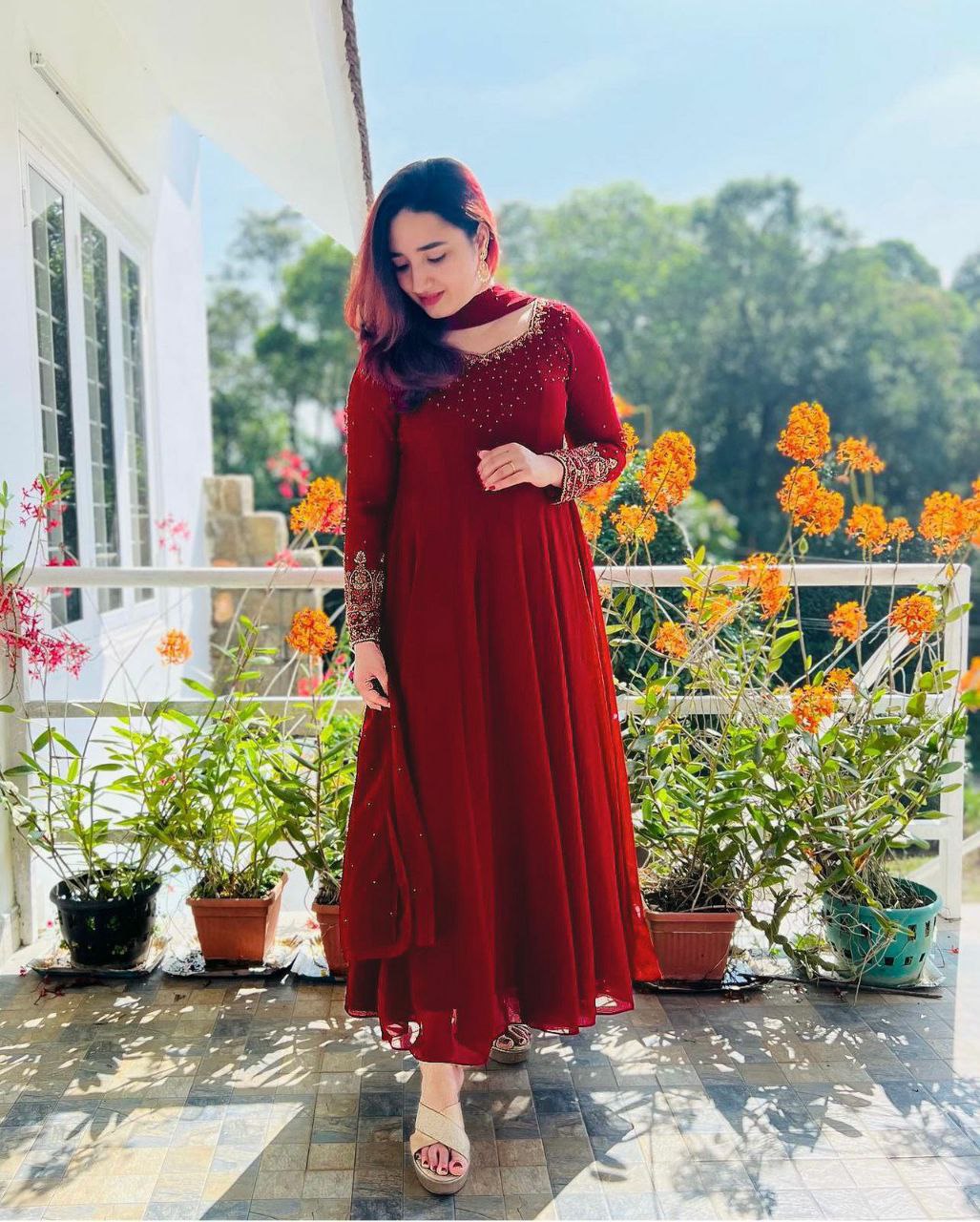 Beautiful suit set.                 Fabric : fox Georgette.
work : hand work.
Duppata : fox Gergette.