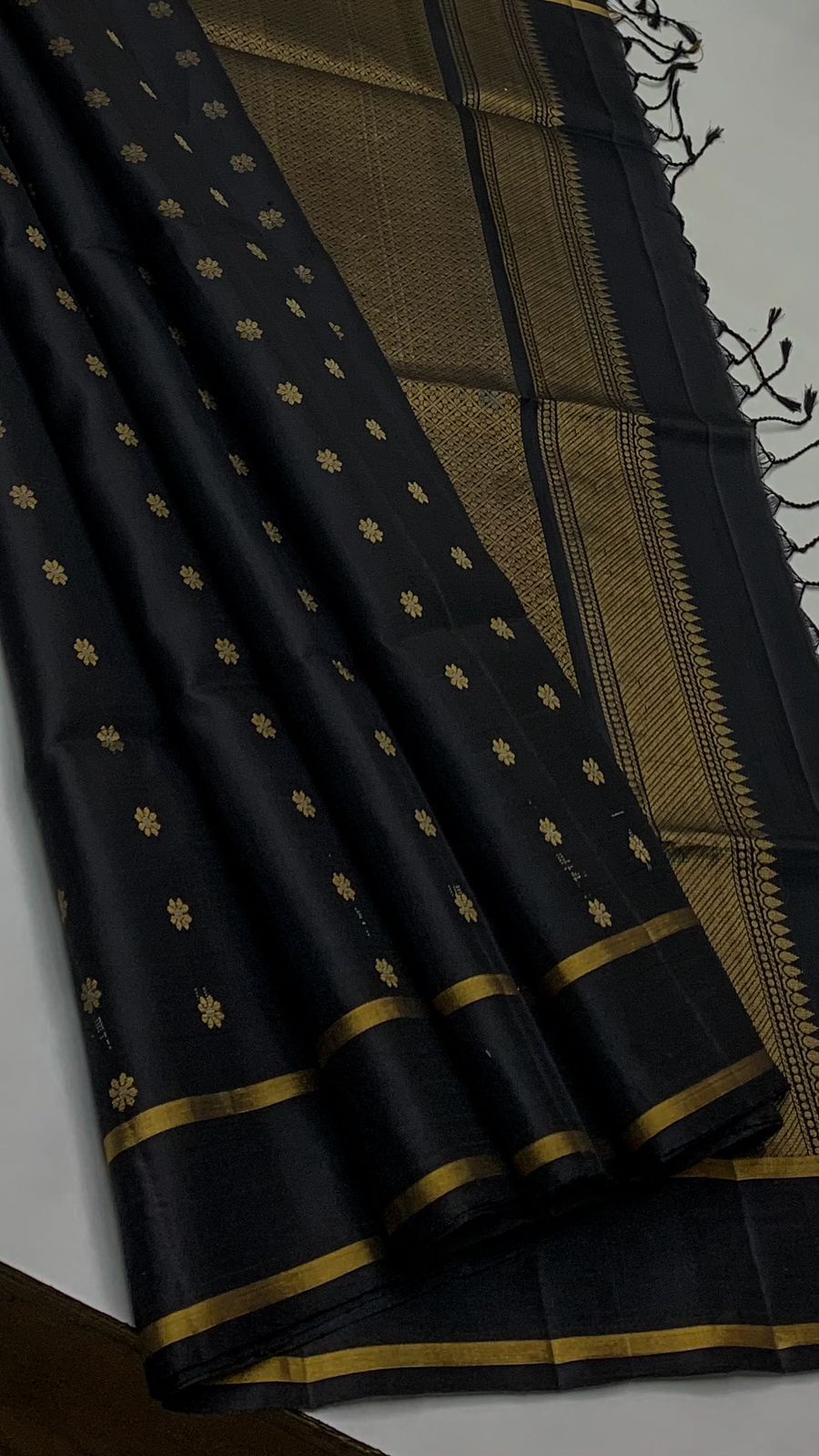 Pure handloom fancy design borderless Double warp soft silk sarees collections                               with contrast Pallu and blouse
