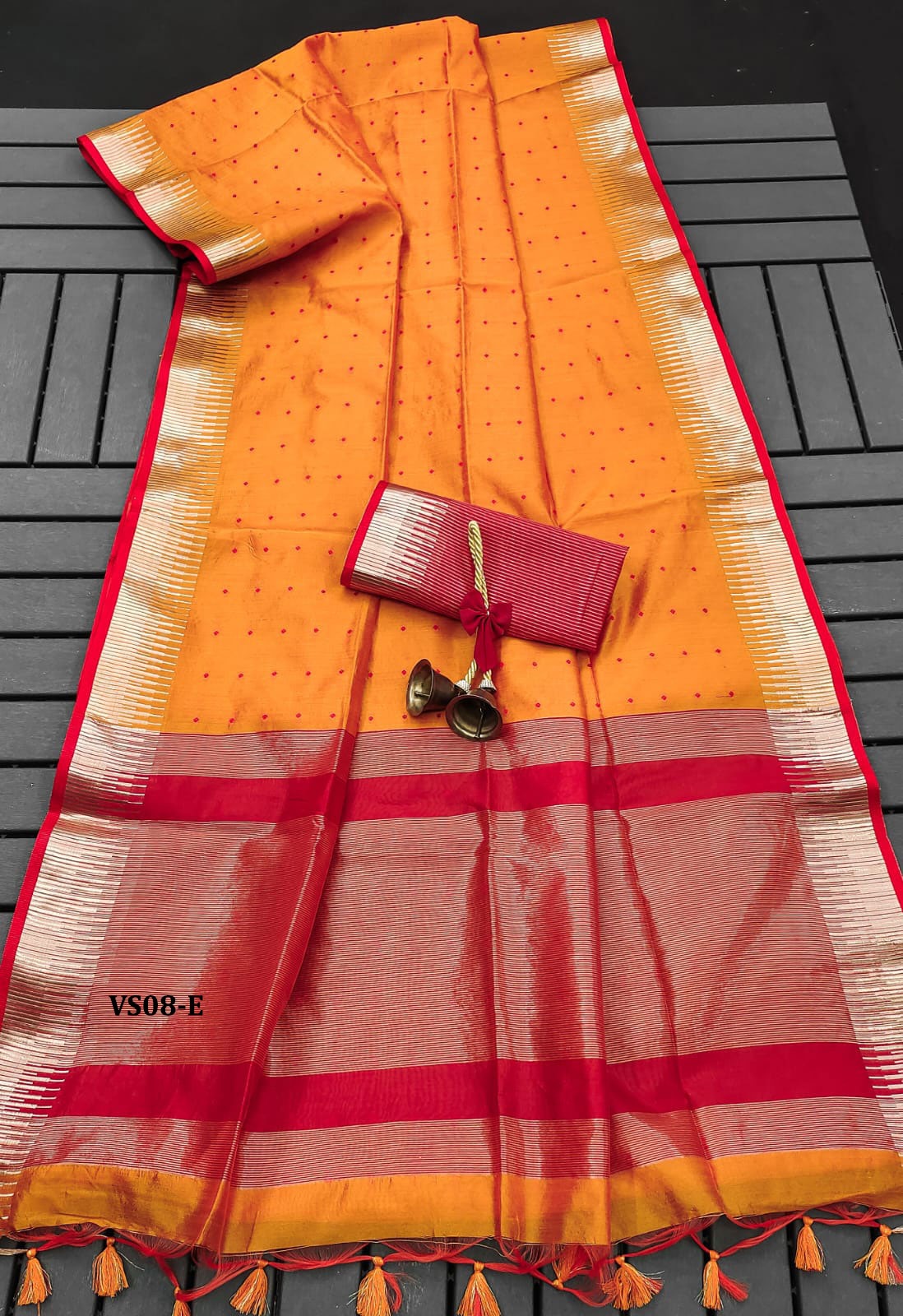 Saree:* Khadi Raw Silk Contrast Weaving Pallu With Royal Tassels With Jamdhani Weaving Border