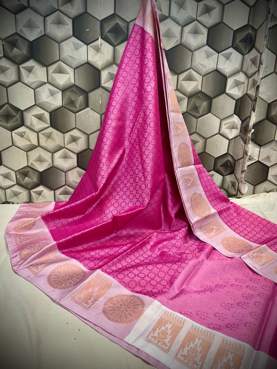 Handwoven Banarasi Kora Muslin Tanchui Saree*
Beautiful Kanchi Bodar Design Body*