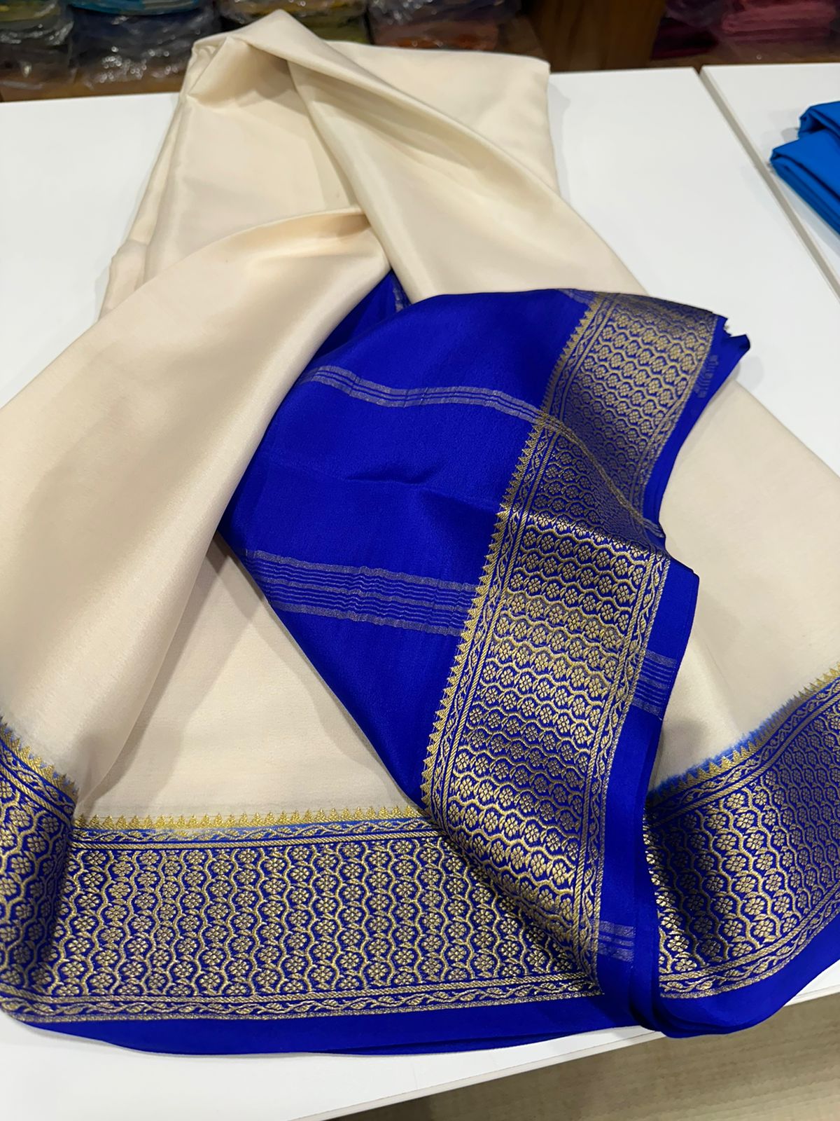 Pure Mysore silk sarees 🤩
100 grm thickness 
Traditional  border