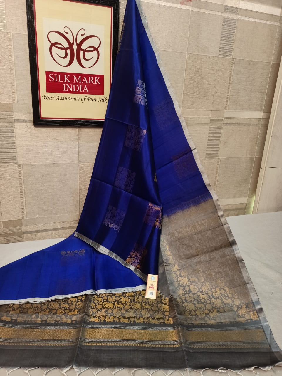 Pure silk Handloom*
Meena butta Silver jarie Butta Meena work butta Fancy butta Double warp silk Aravta butta All over butta Rich pallu