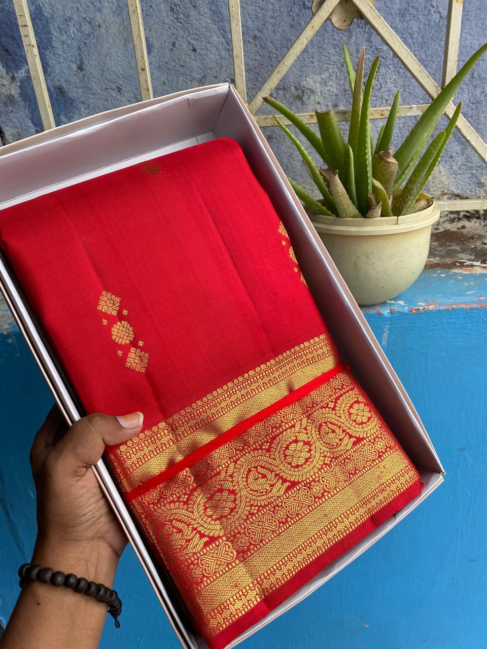 Kanchipuram Handloom pure silk saree
Beautiful fancy Design
gold  zari fancy hot red collection butta beautiful type sarees*