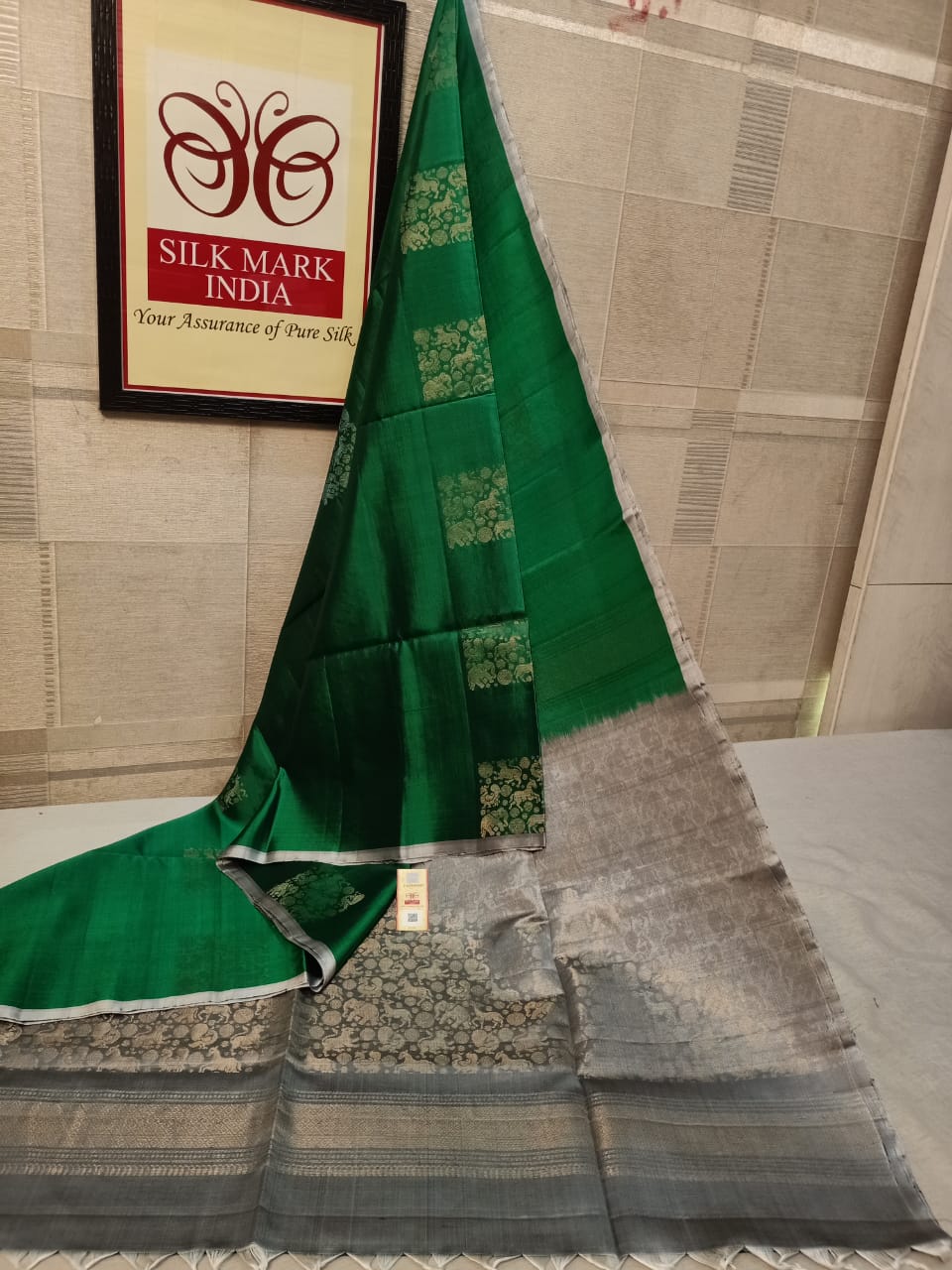 Pure silk Handloom*
Meena butta Silver jarie Butta Meena work butta Fancy butta Double warp silk Aravta butta All over butta Rich pallu