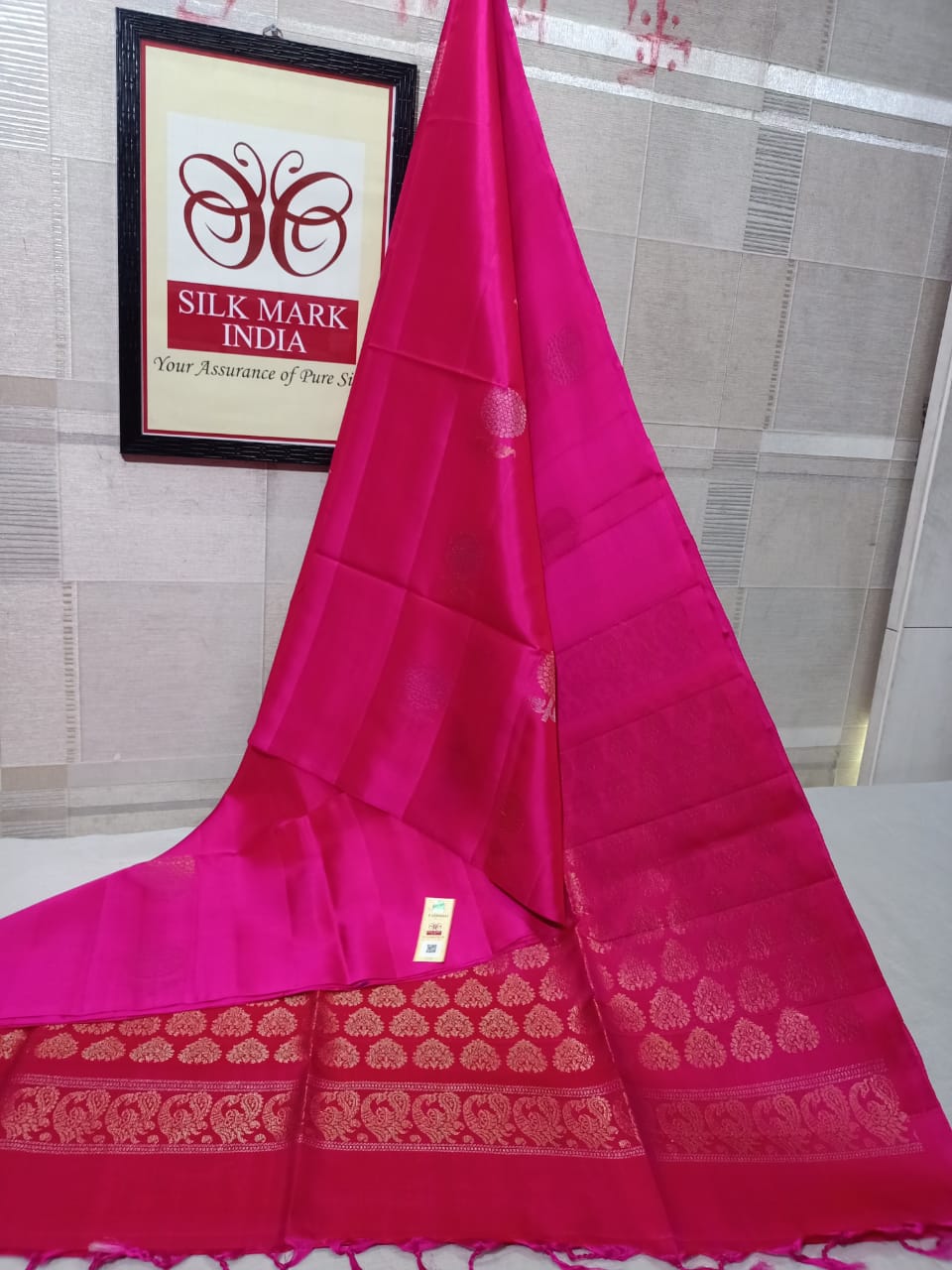 Pure silk Handloom*
Meena butta Silver jarie Butta Meena work butta Fancy butta Double warp silk Aravta butta All over butta Rich pallu