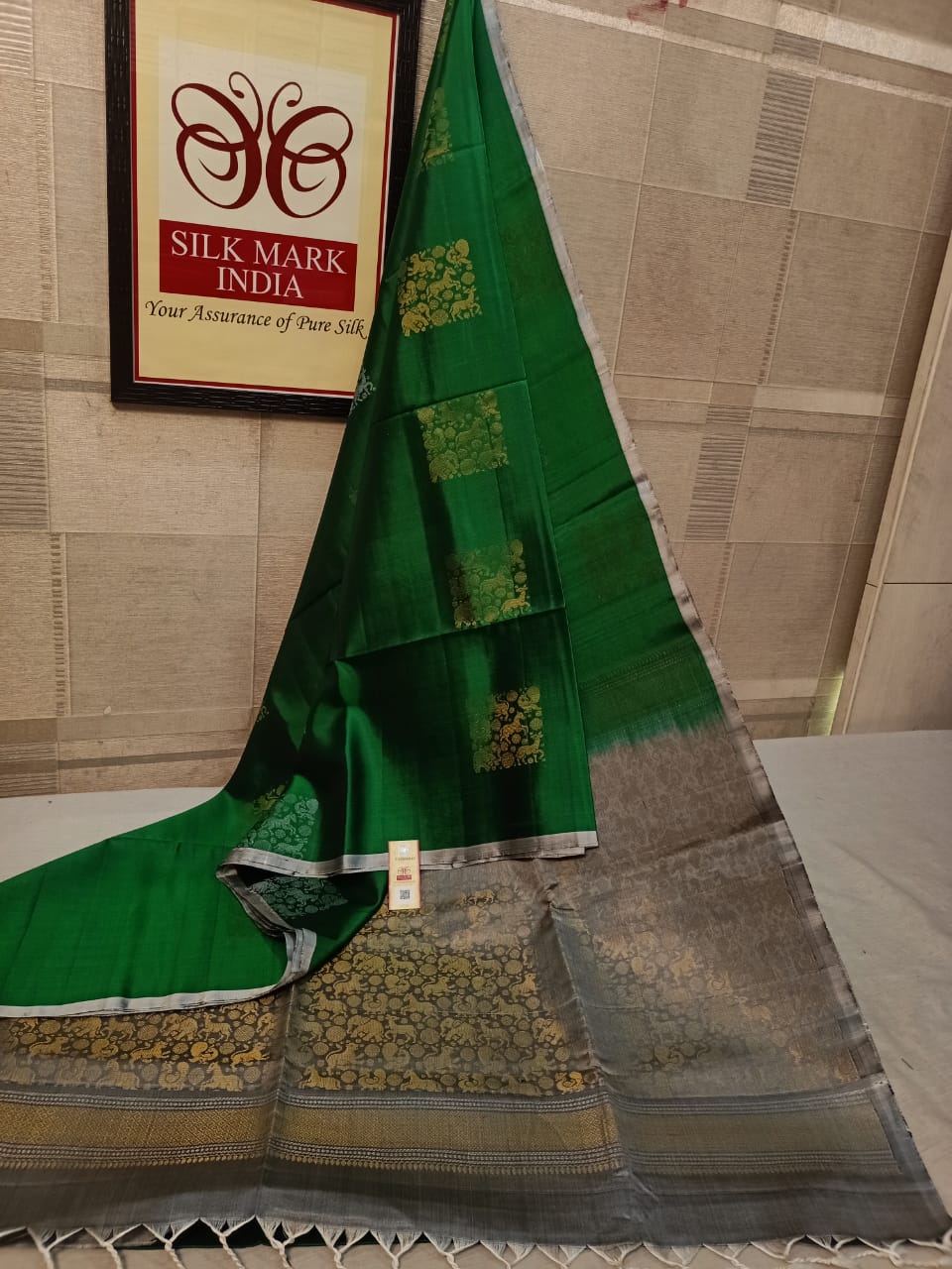 Pure silk Handloom*
Meena butta Silver jarie Butta Meena work butta Fancy butta Double warp silk Aravta butta All over butta Rich pallu