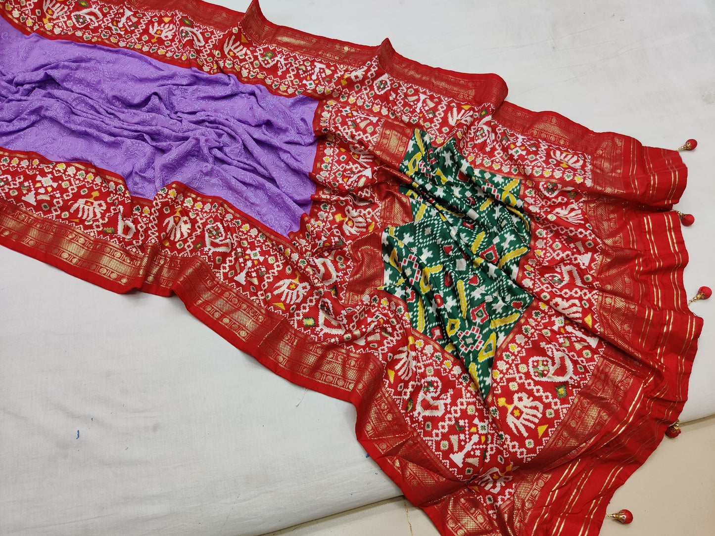 Here we present exclusive and branded premium Georgette saree with lucknowi  chikankari work all over the saree