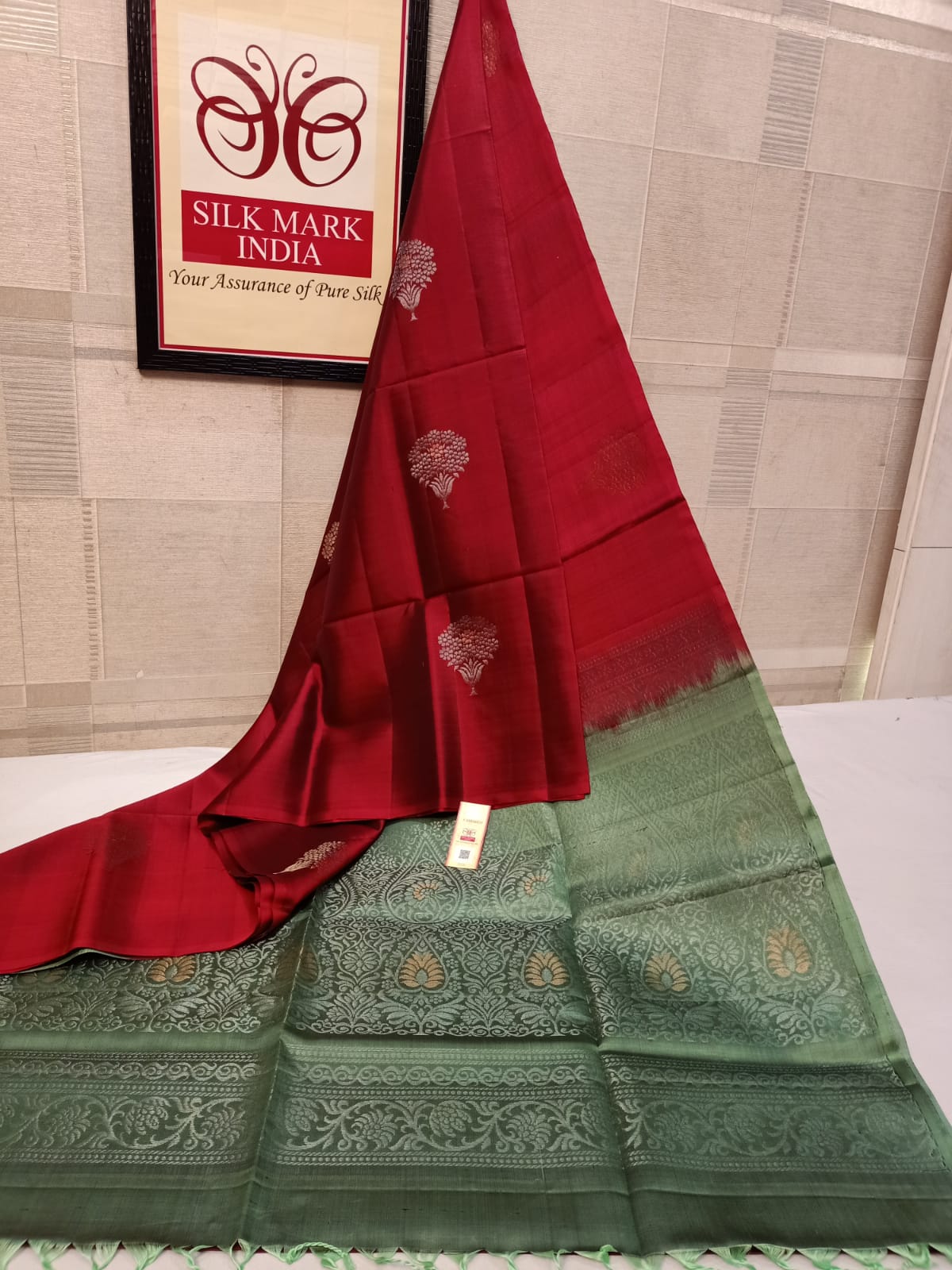 Pure silk Handloom*
Meena butta Silver jarie Butta Meena work butta Fancy butta Double warp silk Aravta butta All over butta Rich pallu