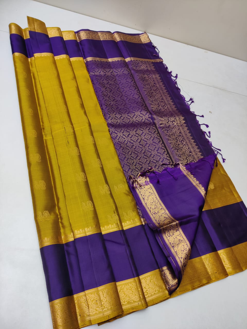 Pure handloom Double warp soft silk saree Jacquard border 
With silk mark certificate