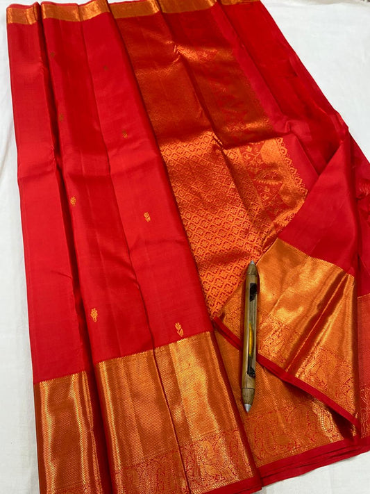Kanchipuram Handloom pure silk saree
Beautiful fancy Design 
copper zari  beautiful butta  type sarees*