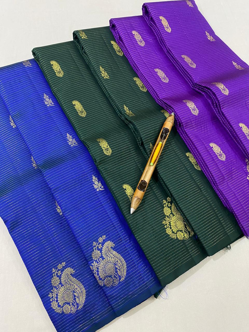 Kanchipuram handloom pure silk saree
Beautiful fancy Design  
beautiful With out border Small butta type sarees*