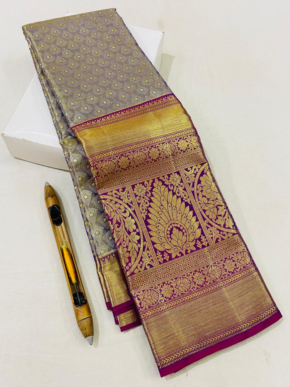 Kanchipuram Handloom pure tissue silk saree
Beautiful fancy Design
gold And silver mixed zari collection beautiful wedding grand type sarees*
