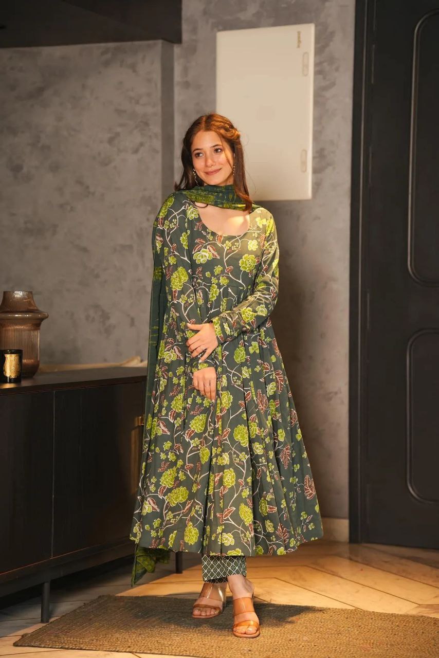GOWN SET SILK SATIN WITH DIGITAL PRINT SLEEVES 
BOTTOM FABRIC COTTON SILK FREE SIZE