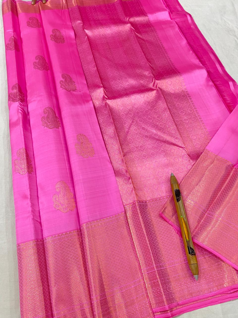 Kanchipuram Handloom pure silk saree
Beautiful fancy Design 
copper zari  beautiful butta  type sarees*