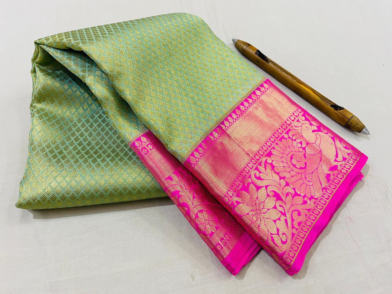 Kanchipuram Handloom pure silk saree
Beautiful fancy Design
gold zari fancy Korvai border wedding beautiful  type sarees*
