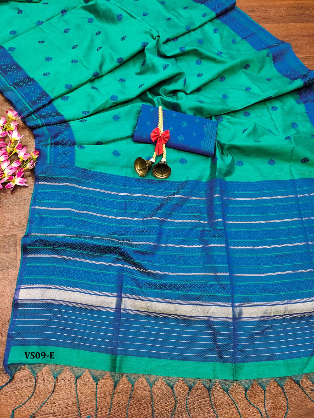 Saree:* Khadi Raw Silk Contrast Weaving Pallu With Royal Tassels With Jamdhani Weaving Border