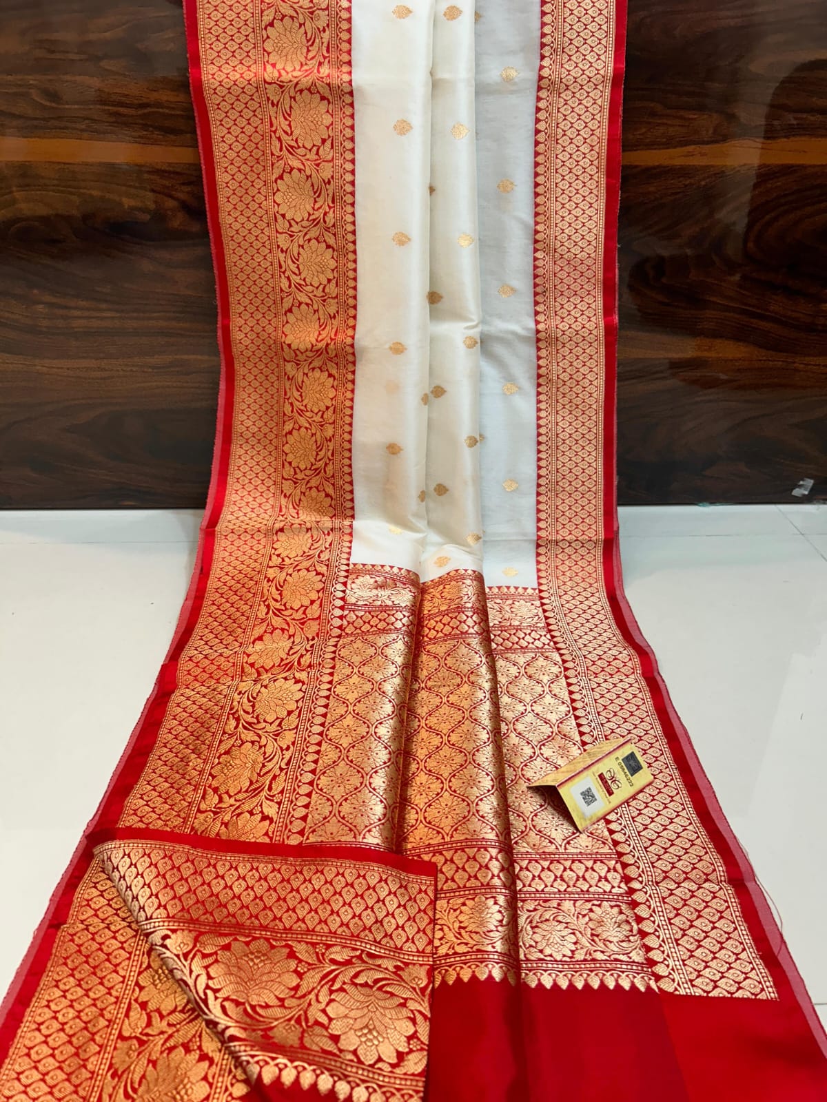 Banarsi Pure Kora Organza Silk Sarees With Pure Katan Border And Anchal*
*Pure Handloom Sarees*
Contrast *Blouse* With *Border*
With *Antique Zari*
With *Silk Mark* Certificate