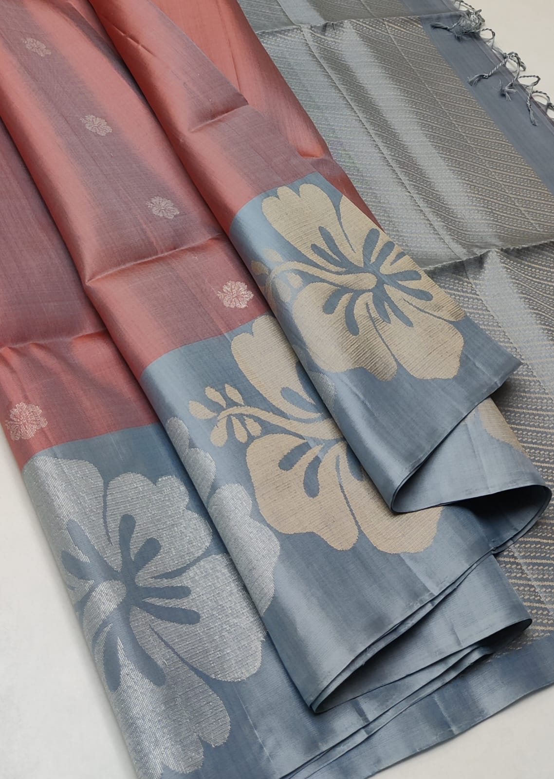 Pure handloom Double warp soft silk saree
Turning 
With silk mark certificate
