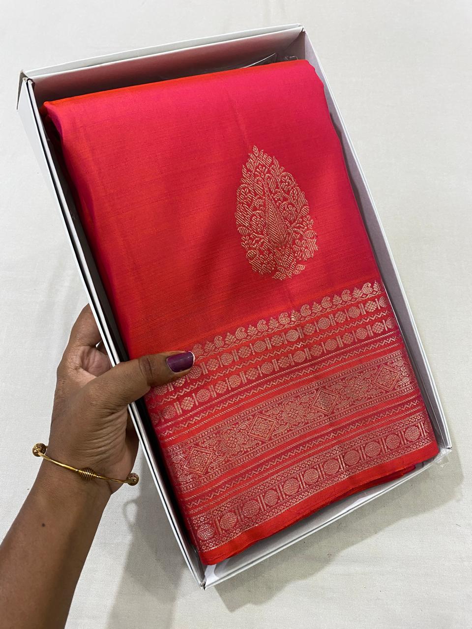 Kanchipuram Handloom pure silk saree
Beautiful fancy Design
silver zari beautiful butta type sarees*