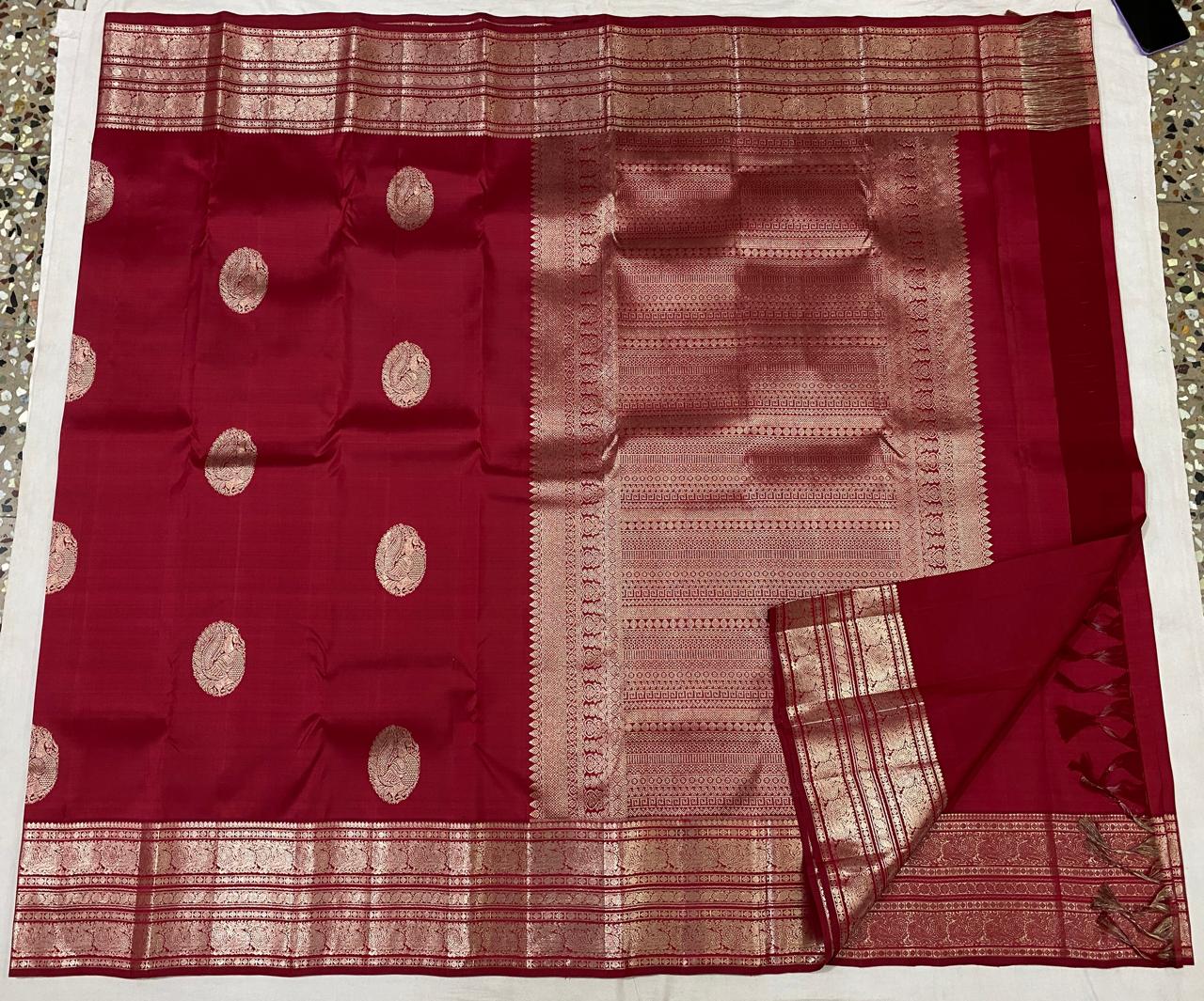 Kanchipuram Handloom pure silk saree
Beautiful fancy Design
silver zari beautiful butta type sarees*
