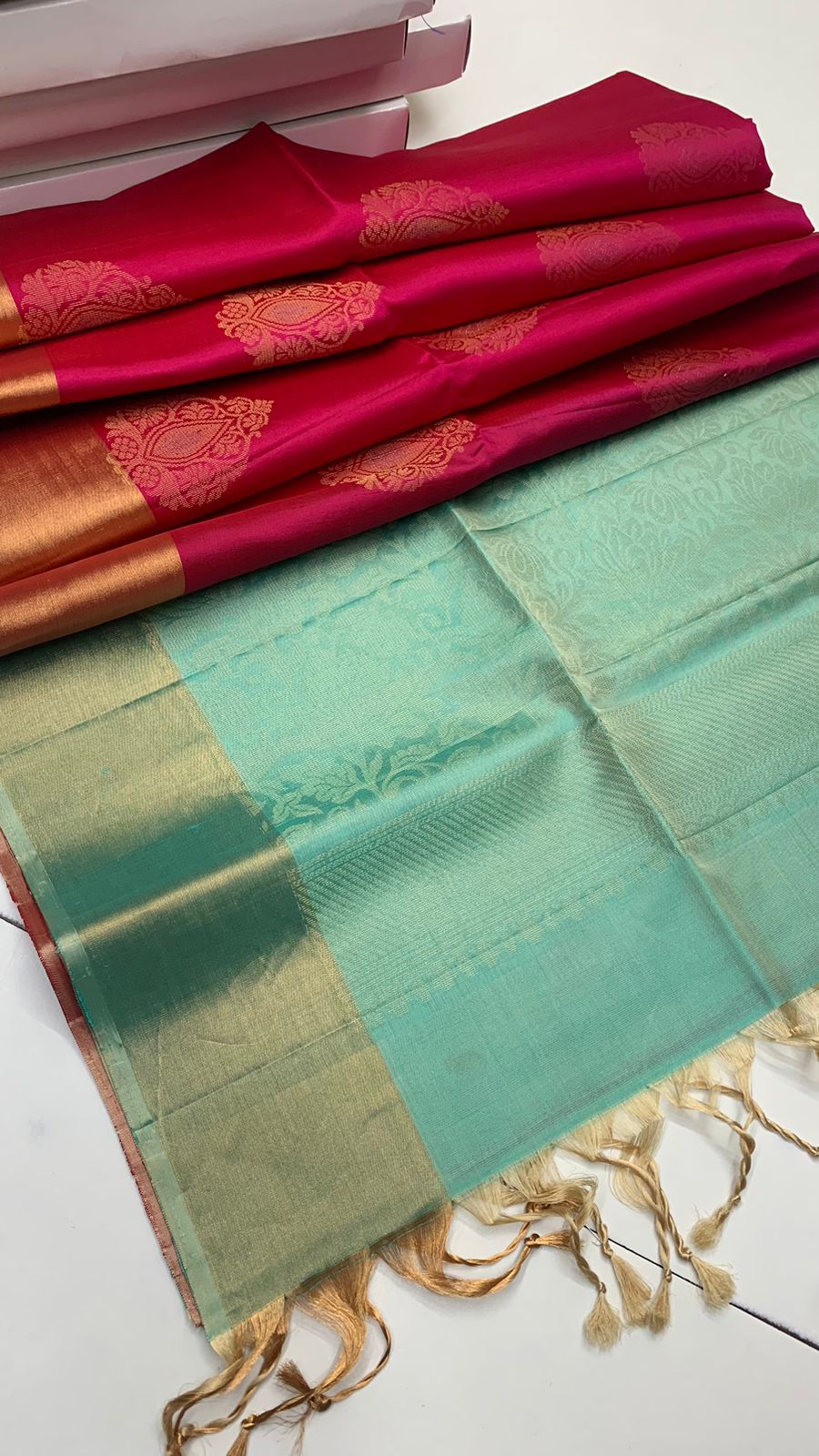 Pure handloom borderless ,jari border design Double warp soft silk sarees collections ..with contrast Pallu and blouse
