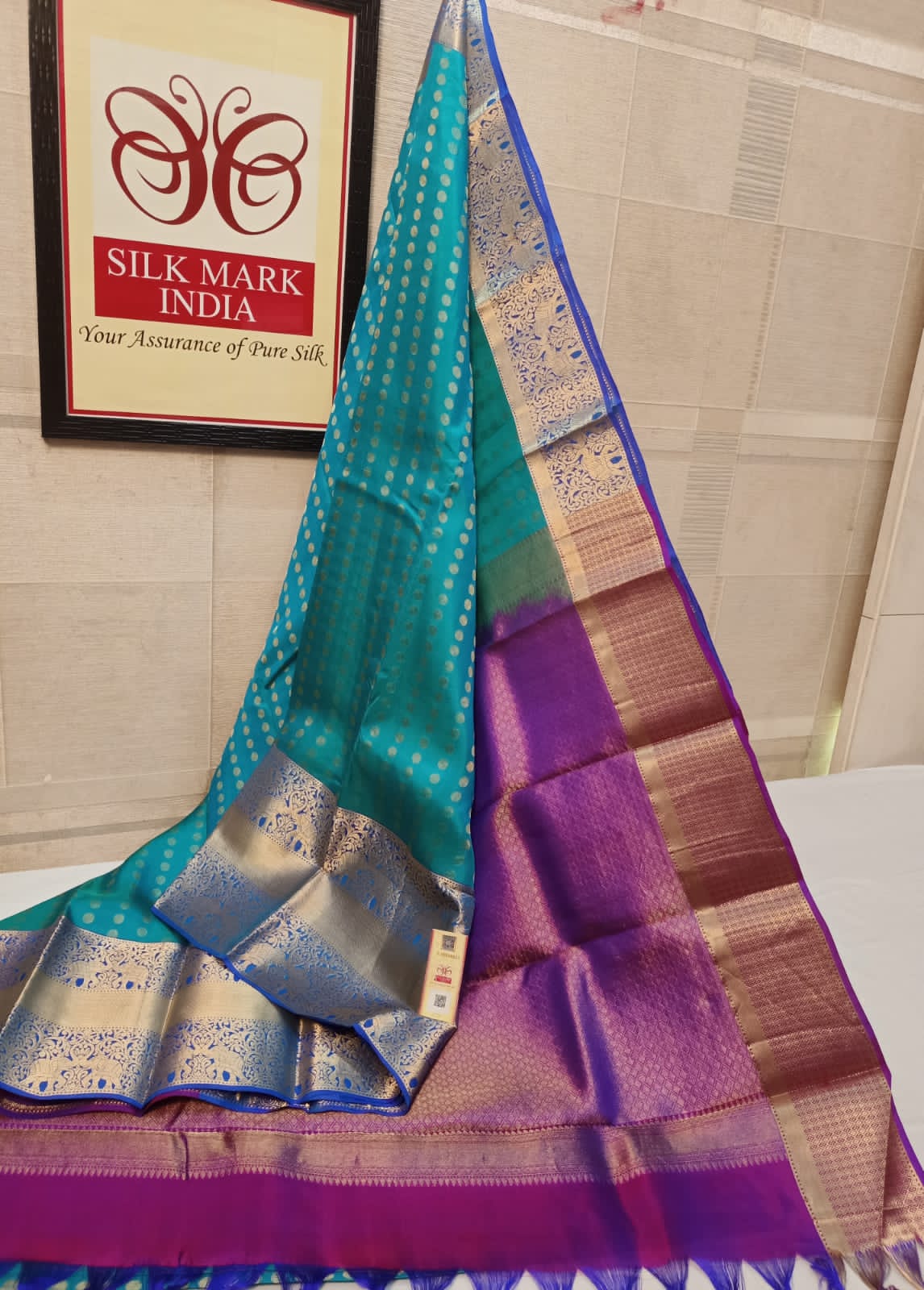 Bridal wear 1000 Butta All self*
Light weight Pure kanjivaram silk saree
Brocade all self
All over all self weaving
Jarie weaving all over saree
Tissue jarie weaving border*
10inch tissue border*
