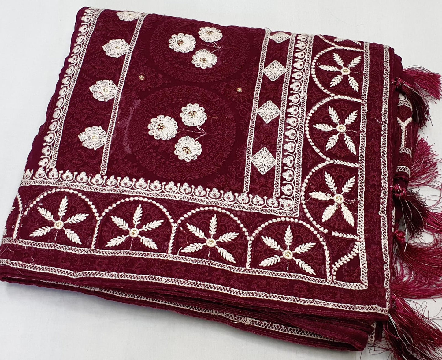 Allover tone to tone lucknowi chikankari work on georgette*
Saree