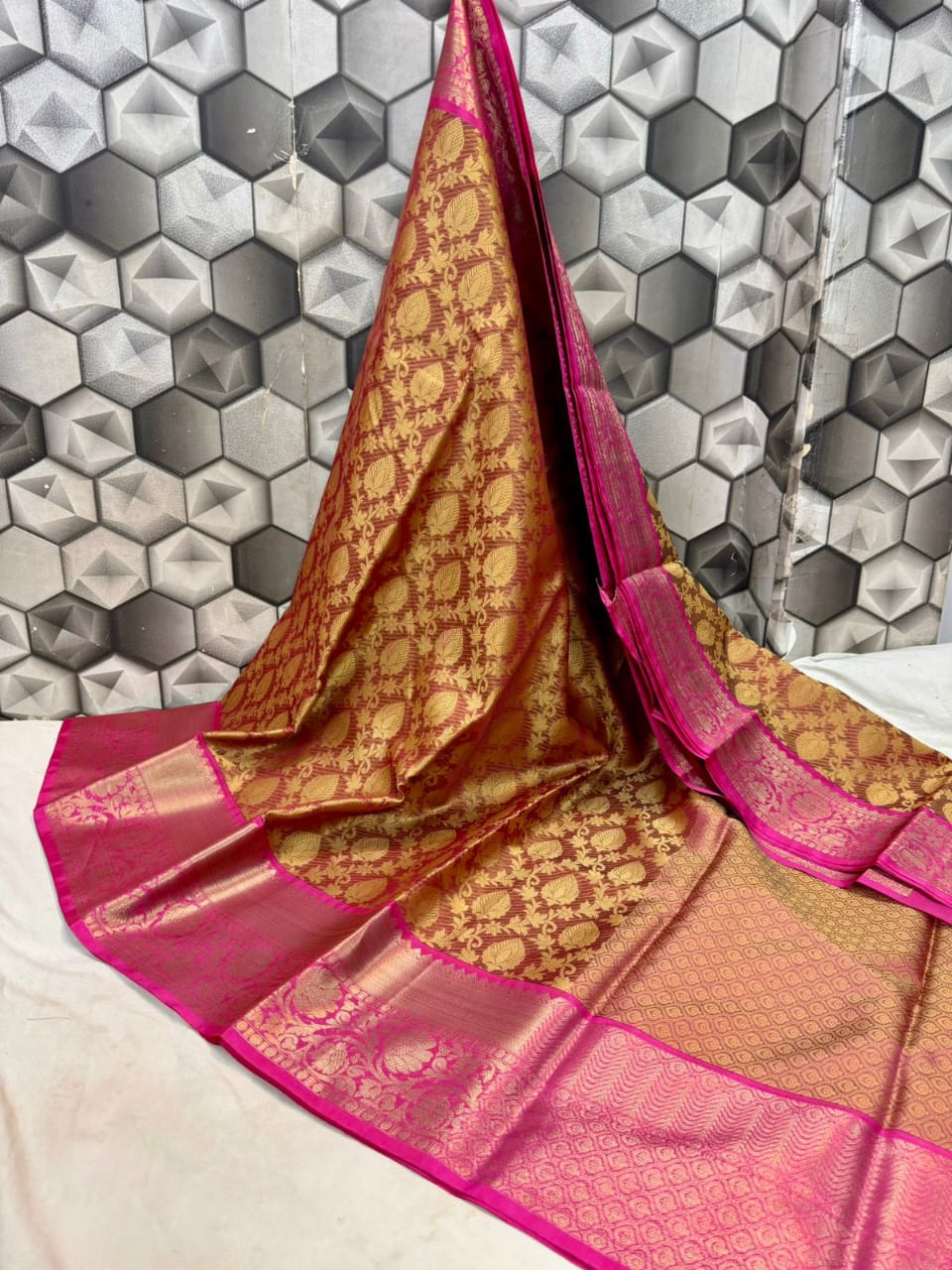 Handwoven Banarasi Kora Muslin Tanchui Saree*
Beautiful Kanchi Bodar Design Body*
