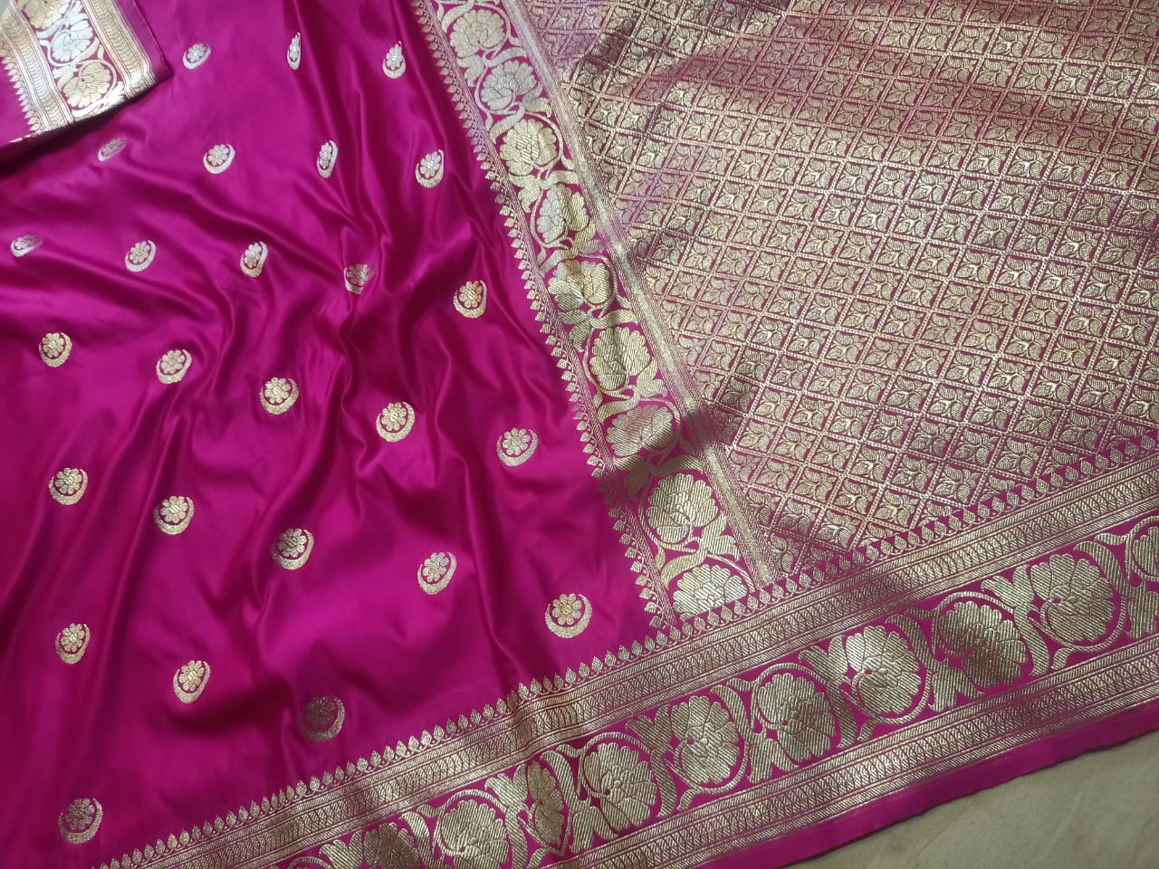 EXCELLENT BANARASI MASHRU SILK SAREES SMOOTH AND SOFT SAREES LIKE PREMIUM KATAN WITH BEAUTIFUL CHAAND SITARA BUTI
WITH BEAUTIFUL BLOUSE PIECE
