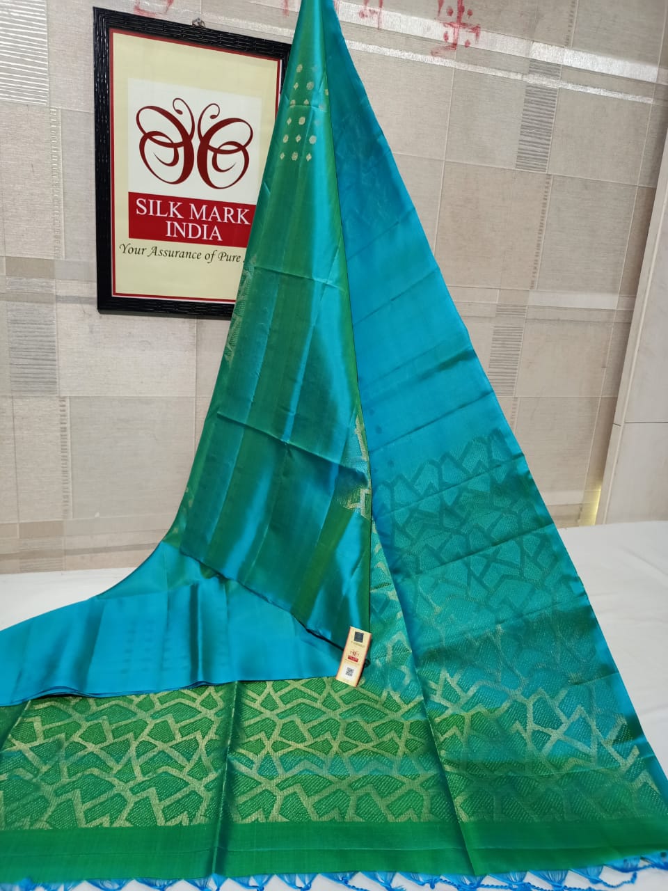 Pure silk Handloom*
Meena butta Silver jarie Butta Meena work butta Fancy butta Double warp silk Aravta butta All over butta Rich pallu