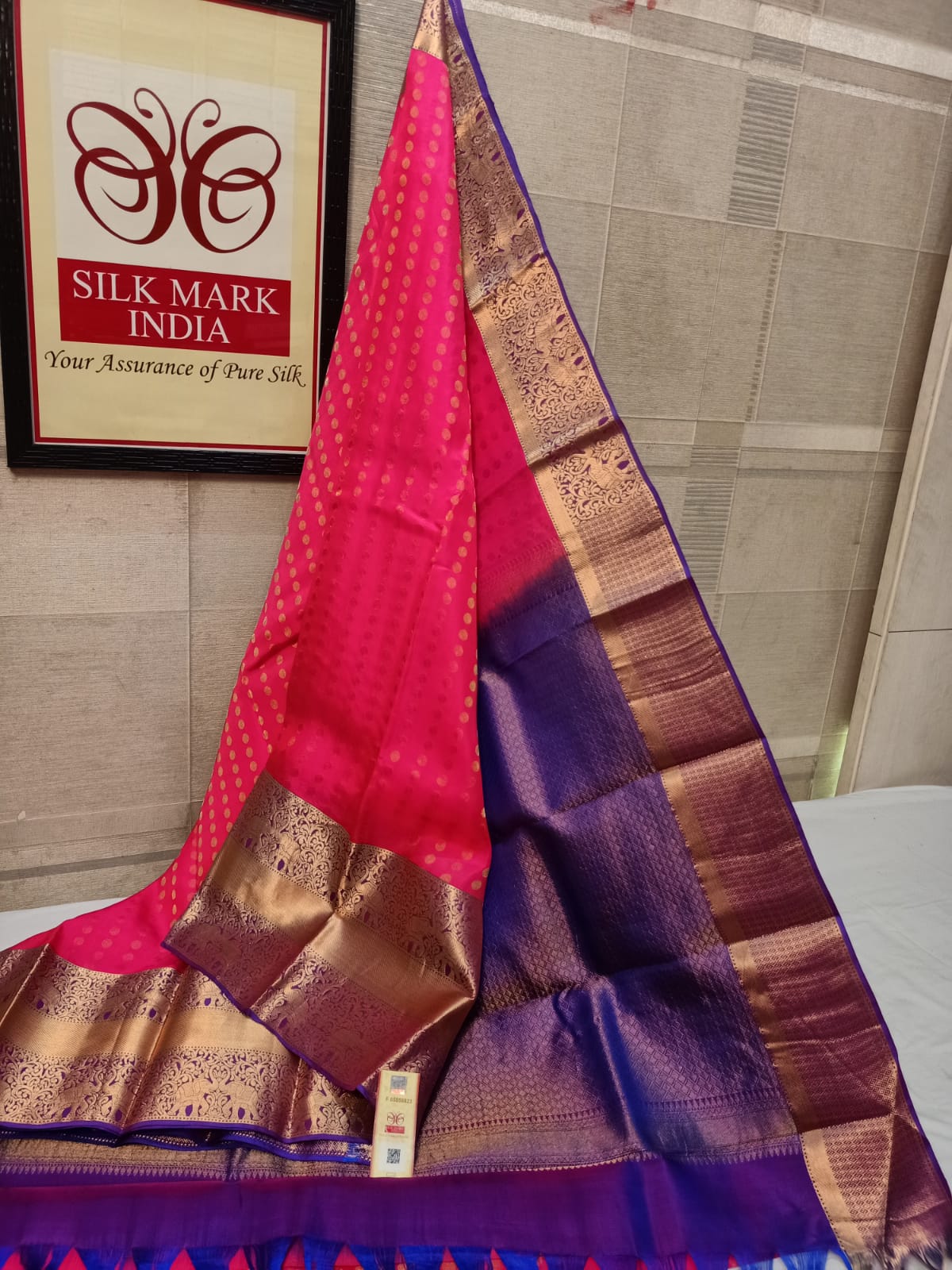 Bridal wear 1000 Butta All self*
Light weight Pure kanjivaram silk saree
Brocade all self
All over all self weaving
Jarie weaving all over saree
Tissue jarie weaving border*
10inch tissue border*