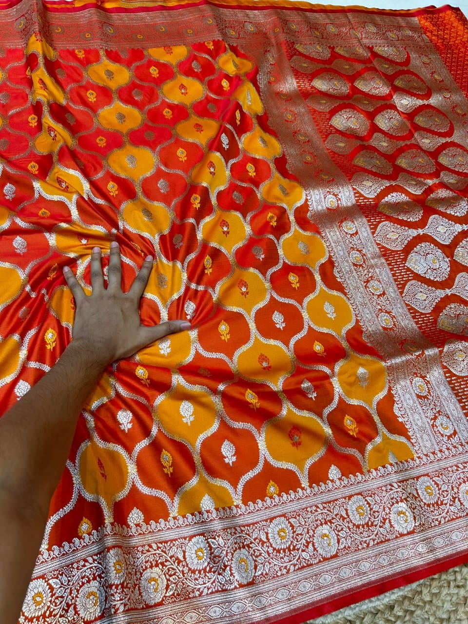 BANARASI MASHRU SILK SAREES BEAUTIFUL MEENAKARI BORDER AND PALLU FANCY RANGKAT WEAVING BUTI
BLOUSE- 90 CM RUNNING BLOUSE PIECE