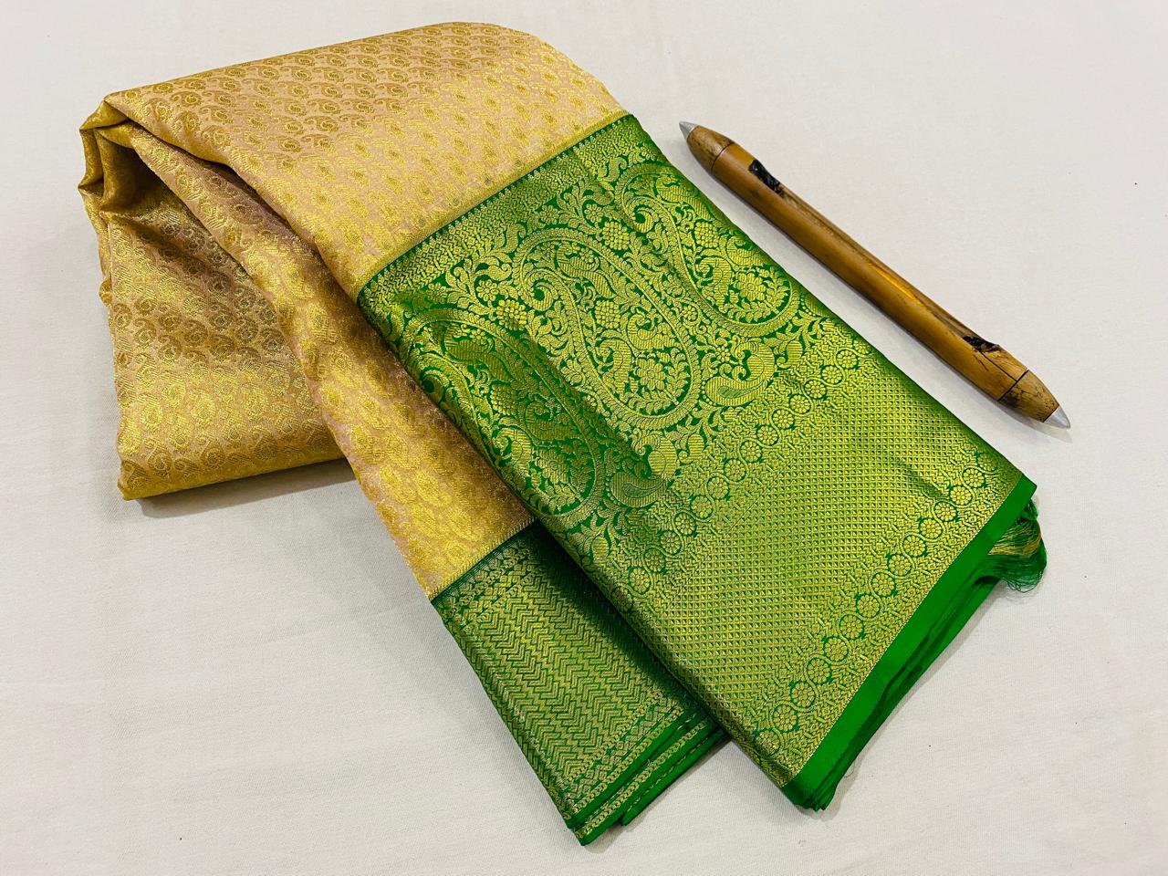 Kanchipuram Handloom pure silk saree
Beautiful fancy Design
gold zari fancy Korvai border wedding beautiful  type sarees*