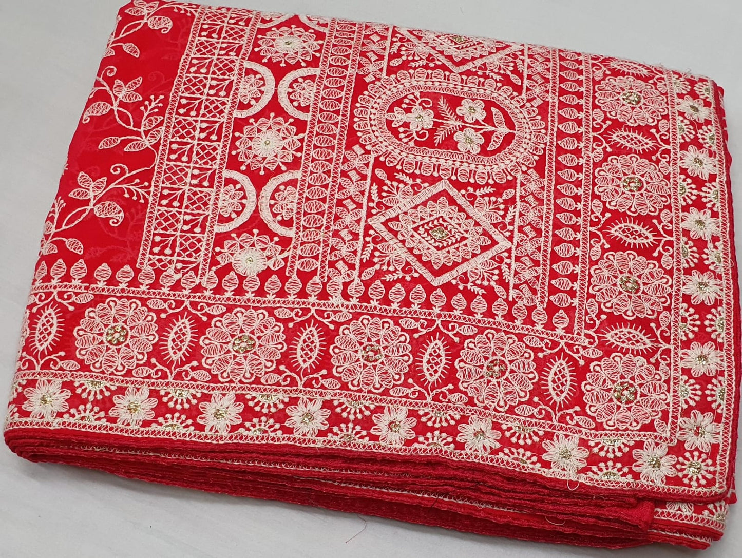 Allover tone to tone lucknowi chikankari work on georgette*
Saree