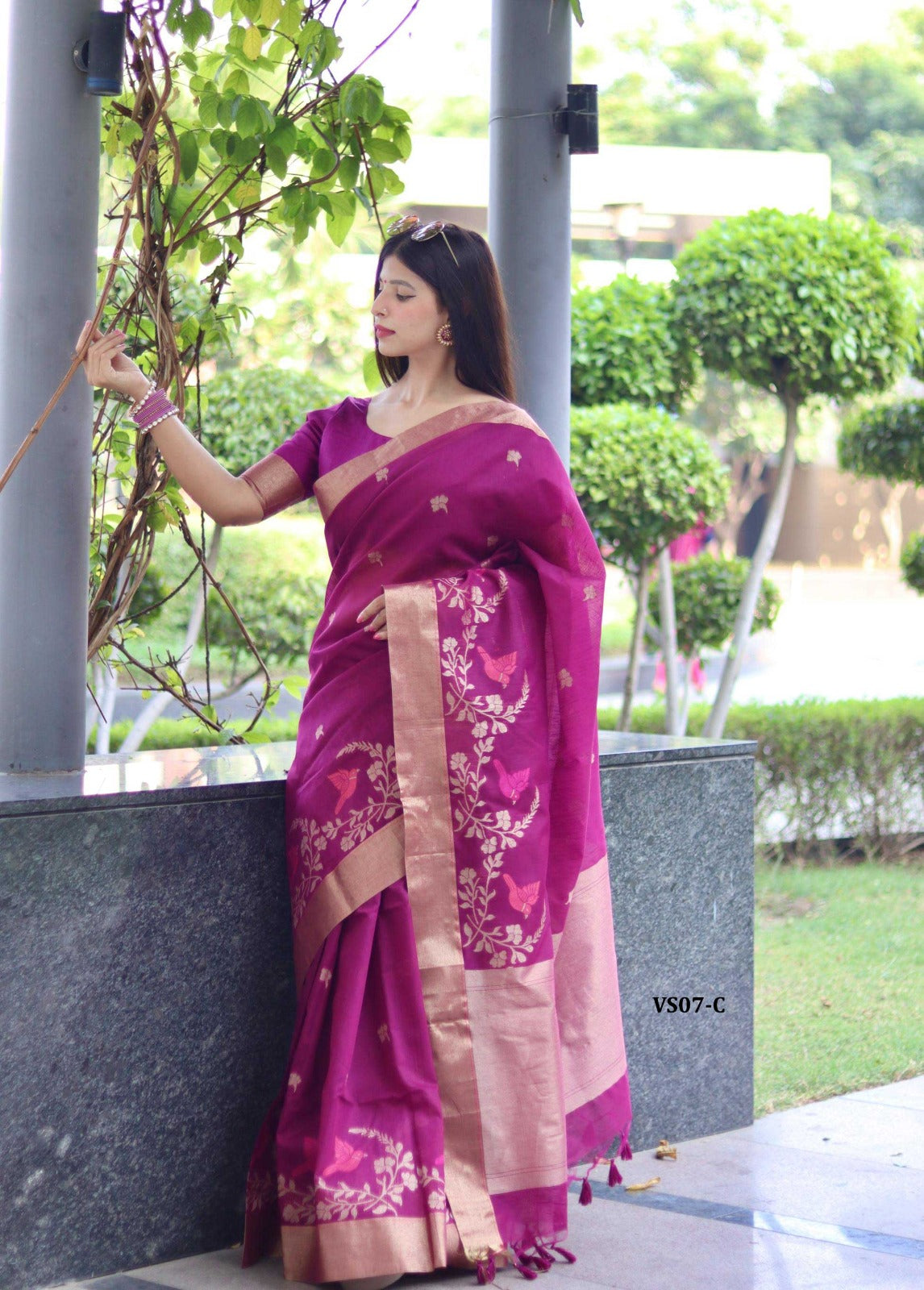 Saree:* Pure Linen Silk traditional Jamdani type weaving border with single katha linning on border and zari weaved butti all over with zari pallu and Fancy Tassels