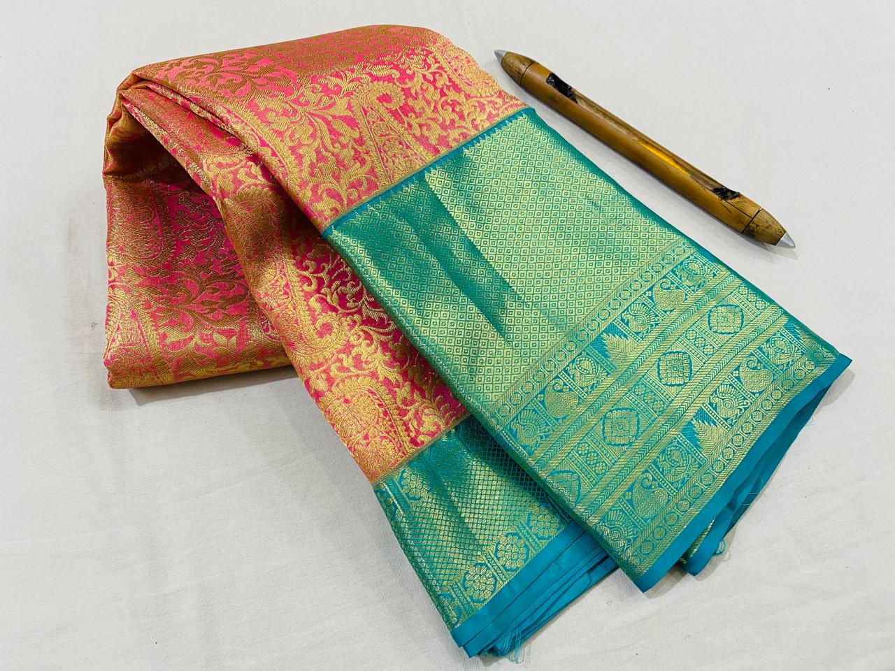 Kanchipuram Handloom pure silk saree
Beautiful fancy Design
gold zari fancy Korvai border wedding beautiful  type sarees*