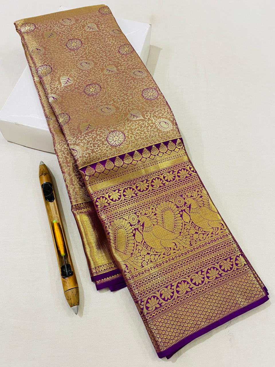 Kanchipuram Handloom pure tissue silk saree
Beautiful fancy Design
gold And silver mixed zari collection beautiful wedding grand type sarees*