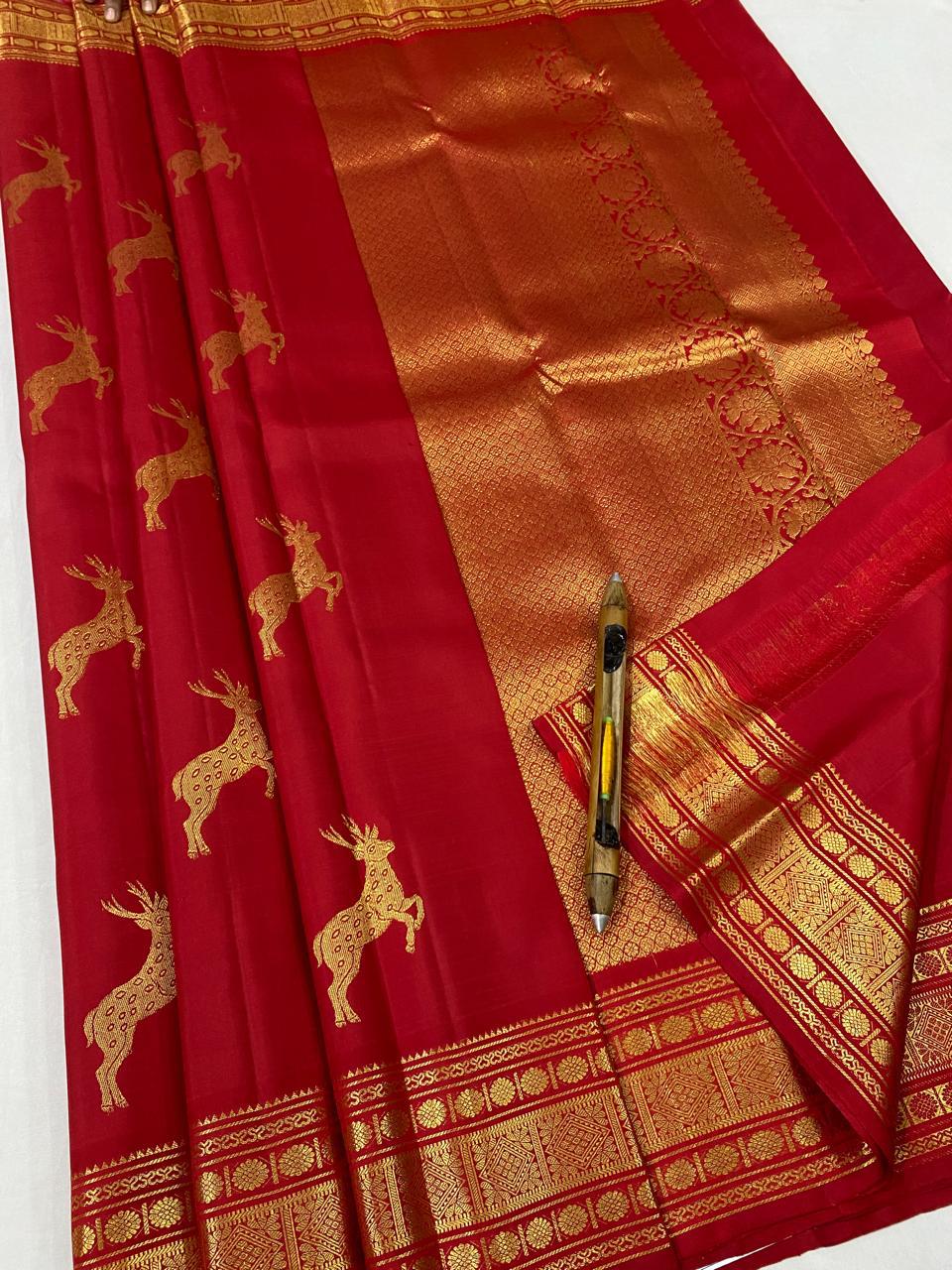 Kanchipuram Handloom pure silk saree
Beautiful fancy Design
gold zari beautiful butta type sarees*