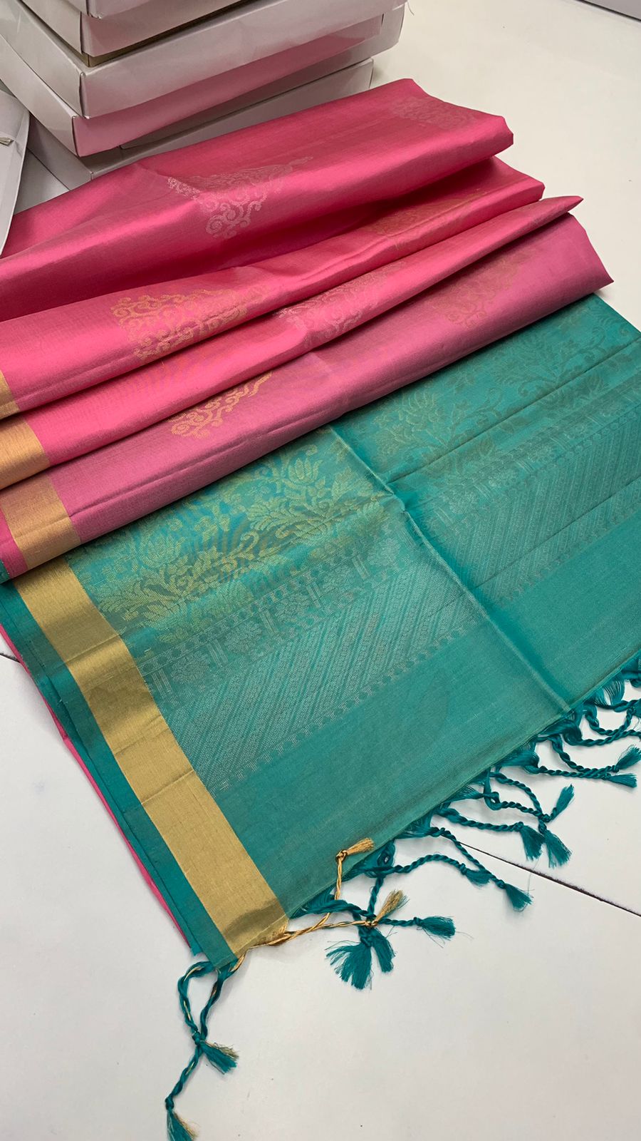 Pure handloom borderless ,jari border design Double warp soft silk sarees collections ..with contrast Pallu and blouse