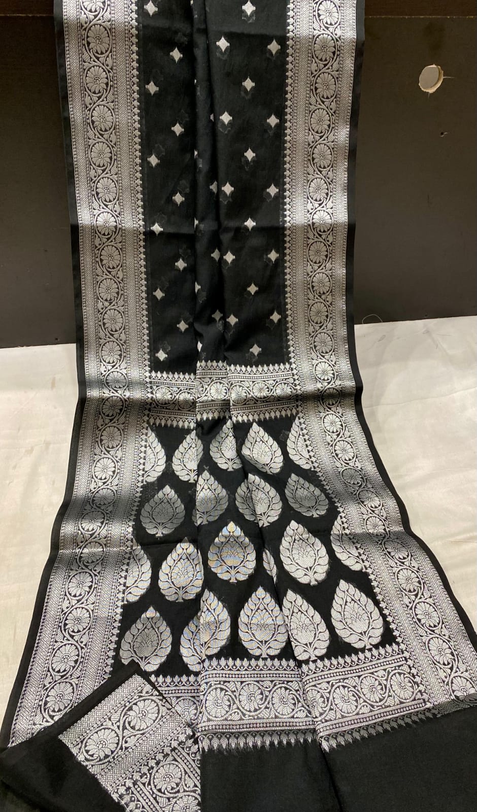 Banarsi Handloom Semi  Georgette Sarees With All Over Zari Weaving Tara Buti 
With Beautiful Designer Border Designer Rich Pallu With Plain Blouse One Side Border