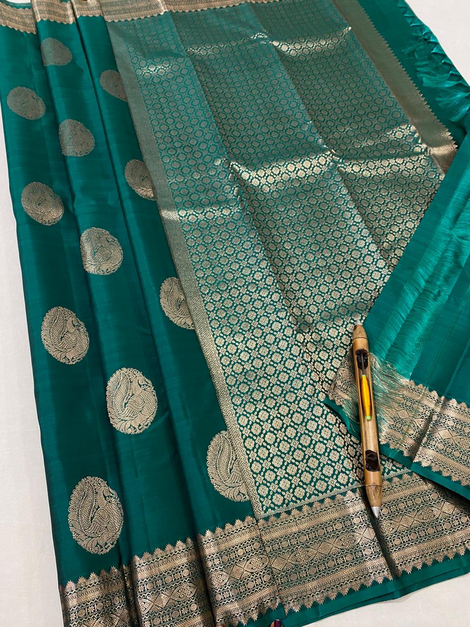 Kanchipuram Handloom pure silk saree
Beautiful fancy Design
Rose copper zari  beautiful butta  type sarees*
