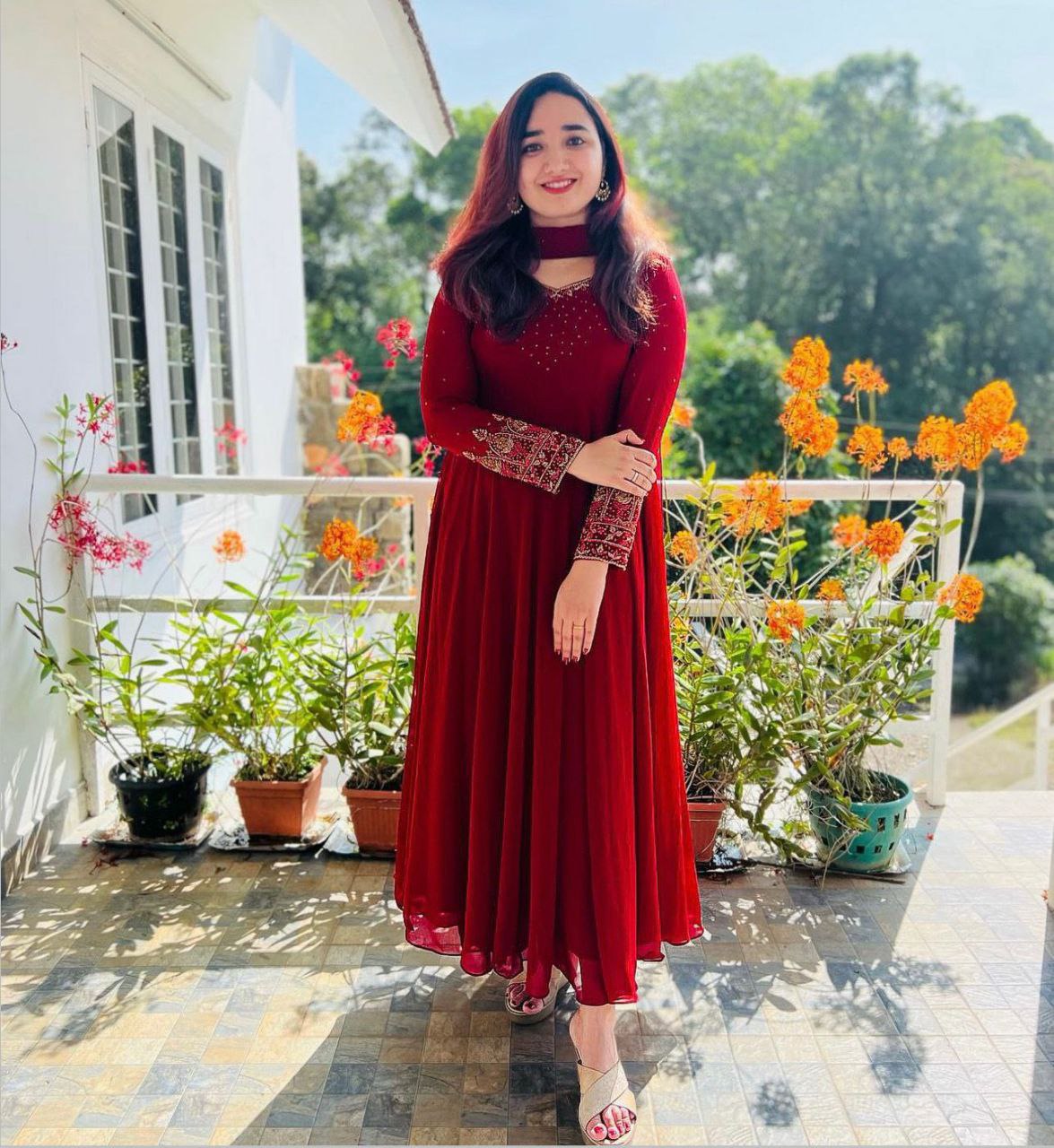 Beautiful suit set.                 Fabric : fox Georgette.
work : hand work.
Duppata : fox Gergette.