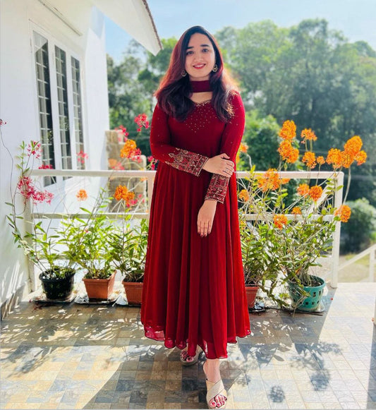 Beautiful suit set.                 Fabric : fox Georgette.
work : hand work.
Duppata : fox Gergette.