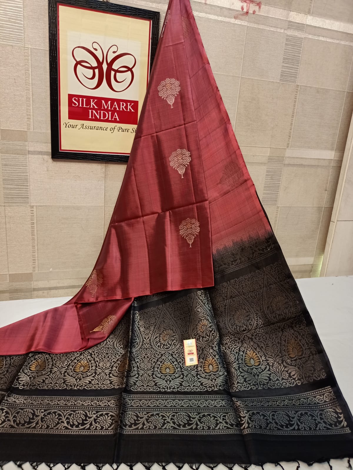 Pure silk Handloom*
Meena butta Silver jarie Butta Meena work butta Fancy butta Double warp silk Aravta butta All over butta Rich pallu