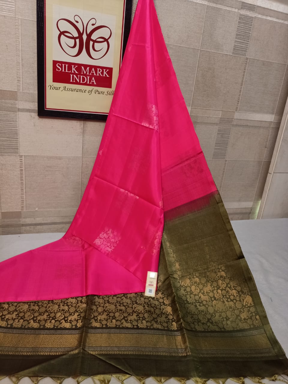 Pure silk Handloom*
Meena butta Silver jarie Butta Meena work butta Fancy butta Double warp silk Aravta butta All over butta Rich pallu