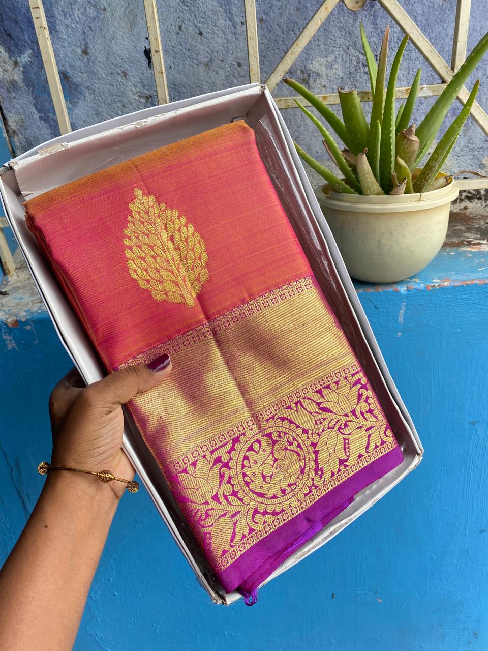 Kanchipuram Handloom pure silk saree
Beautiful fancy Design 
gold  zari fancy Contrast collection butta beautiful type sarees*